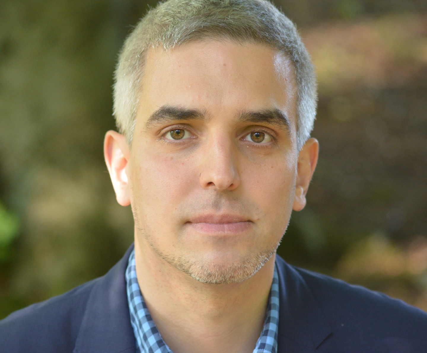 Headshot of Prof. Máté Veres